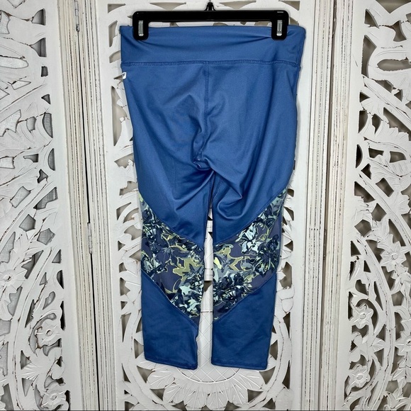 Fabletics Blue Patterned Capri Leggings - Picture 3 of 4